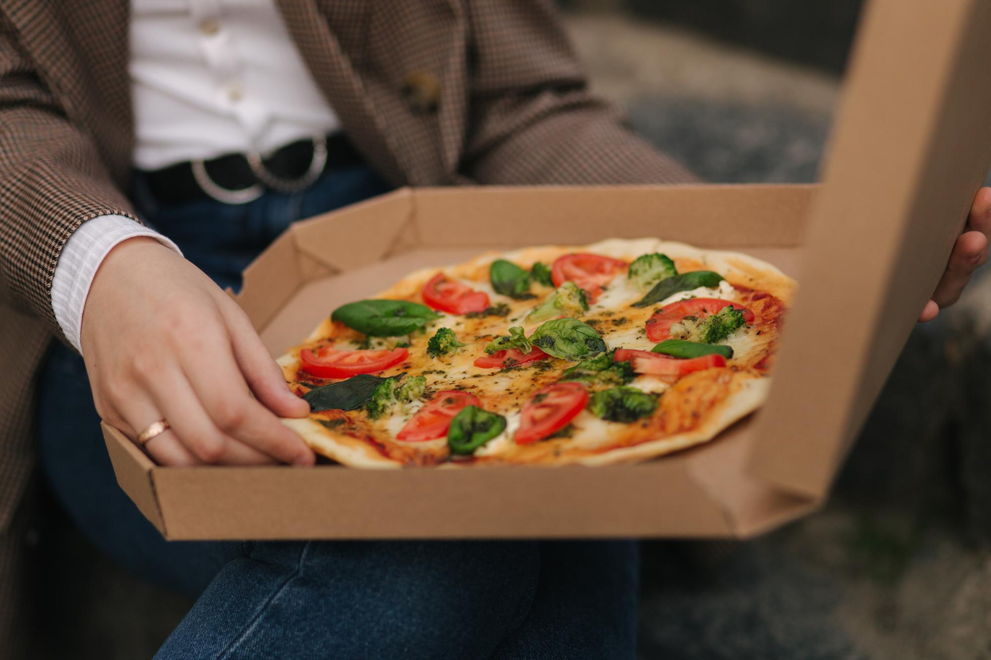 Pizza na wynos bez przemoczenia kartonu - jak to zrobić? Praktyczne triki dla pizzerii